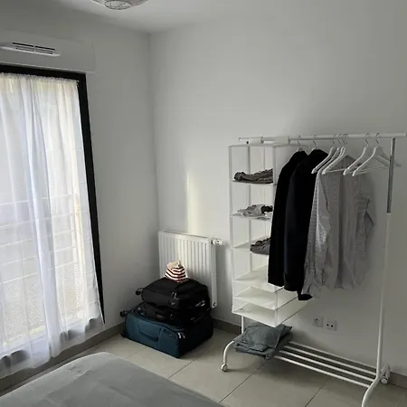 Spacious T3 With Terrace In Appartement Hyères