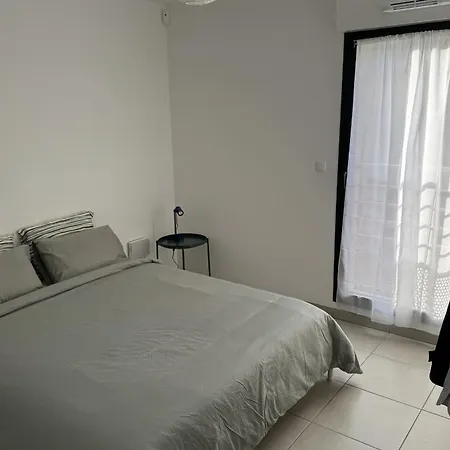 Spacious T3 With Terrace In Йер