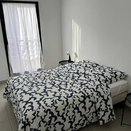 Апартаменты Spacious T3 With Terrace In Йер