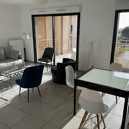Spacious T3 With Terrace In * Йер