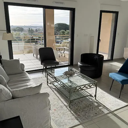 Apartment Spacious T3 With Terrace In *