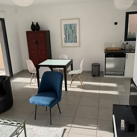 Spacious T3 With Terrace In Apartment Hyeres